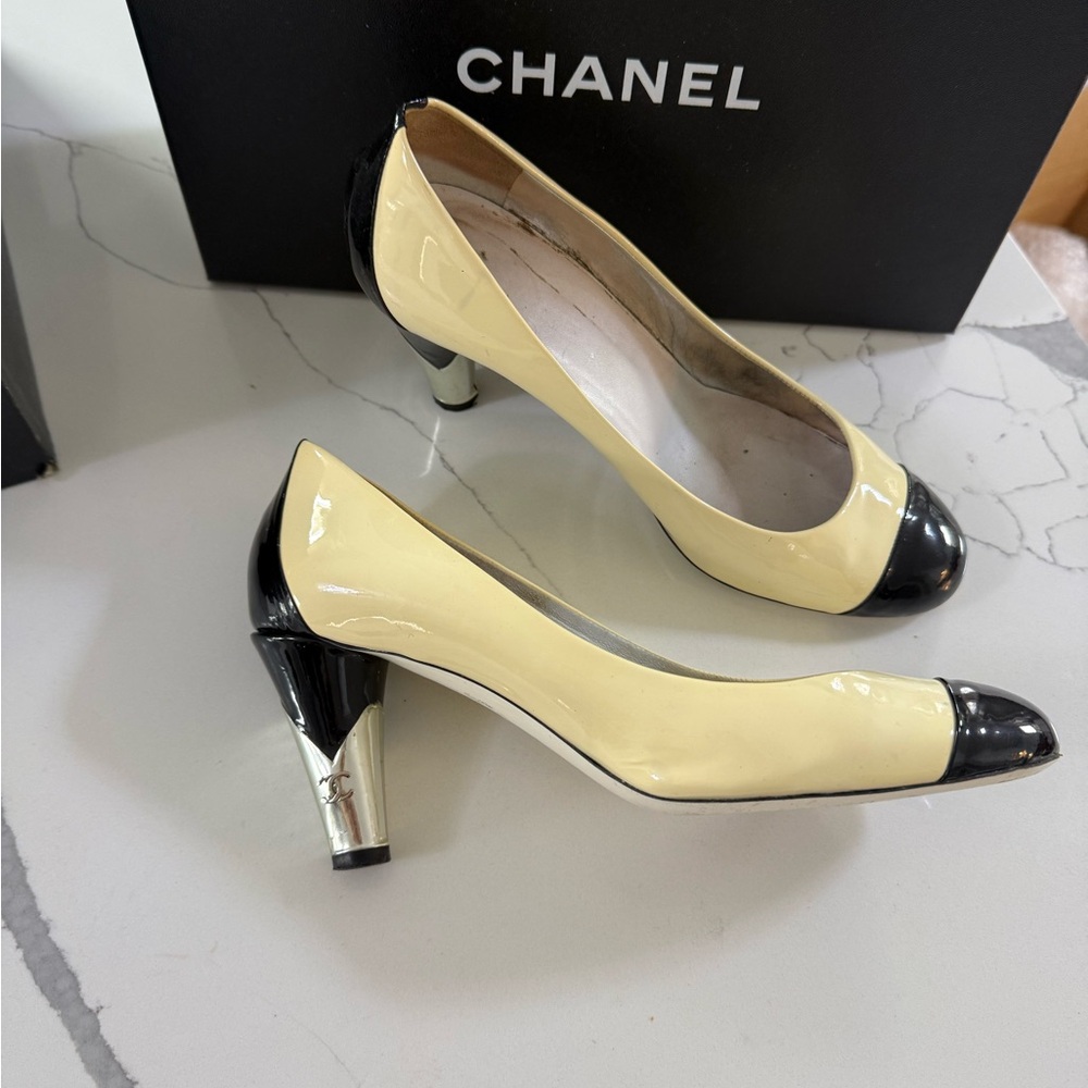 CHANEL Women's Black and Cream Patent Heels